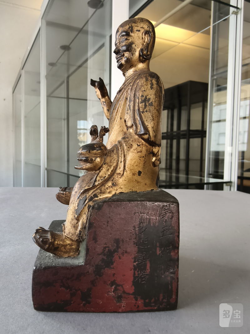 A gilt- and red-lacquered bronze figure of a luohan - 图11